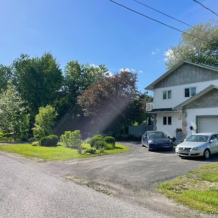 Family House 4 Seasons Hotel Saint-Jean-sur-Richelieu Exterior photo